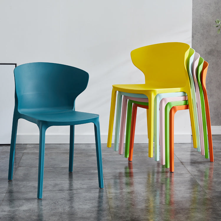 Chaise de salle à manger empilable en plastique à oreilles de fauteuil contemporain à la maison