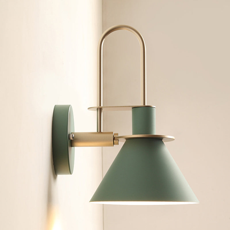 Lampada a parete in macaron di ferro laccata in moderna luce a parete a parete conica per camera da letto