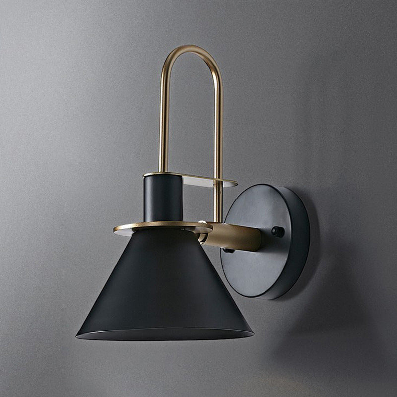 Lámpara de pared de macaron de hierro lacado en moderna luz de pared simple de estilo nórdico para dormitorio