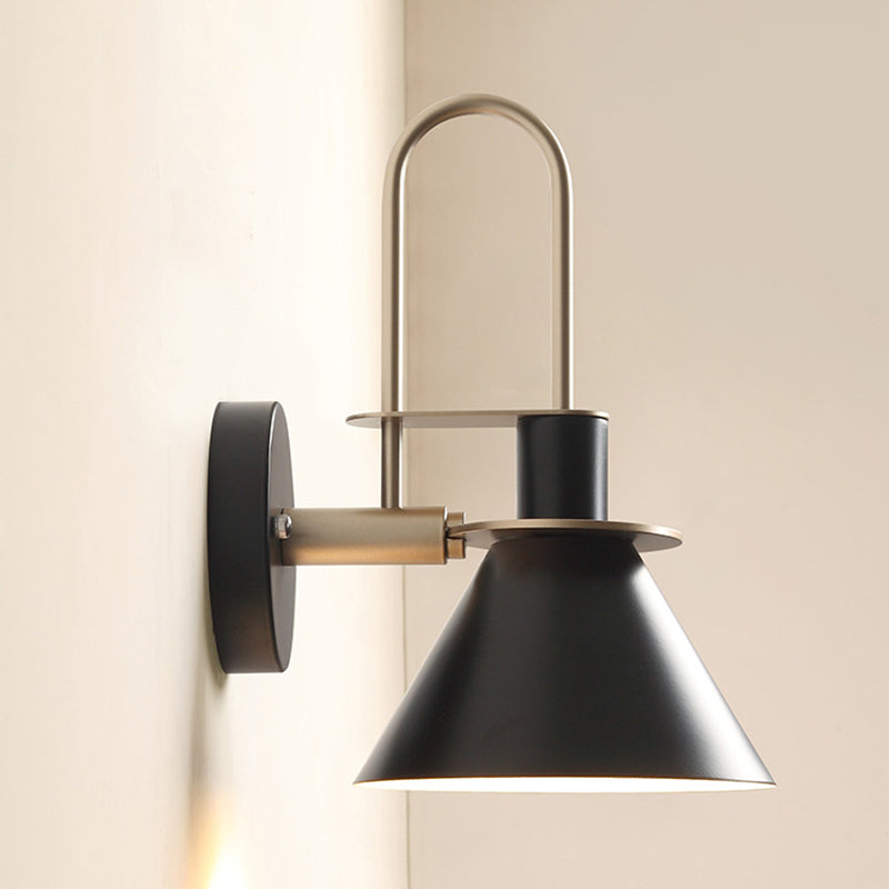 Lampada a parete in macaron di ferro laccata in moderna luce a parete a parete conica per camera da letto