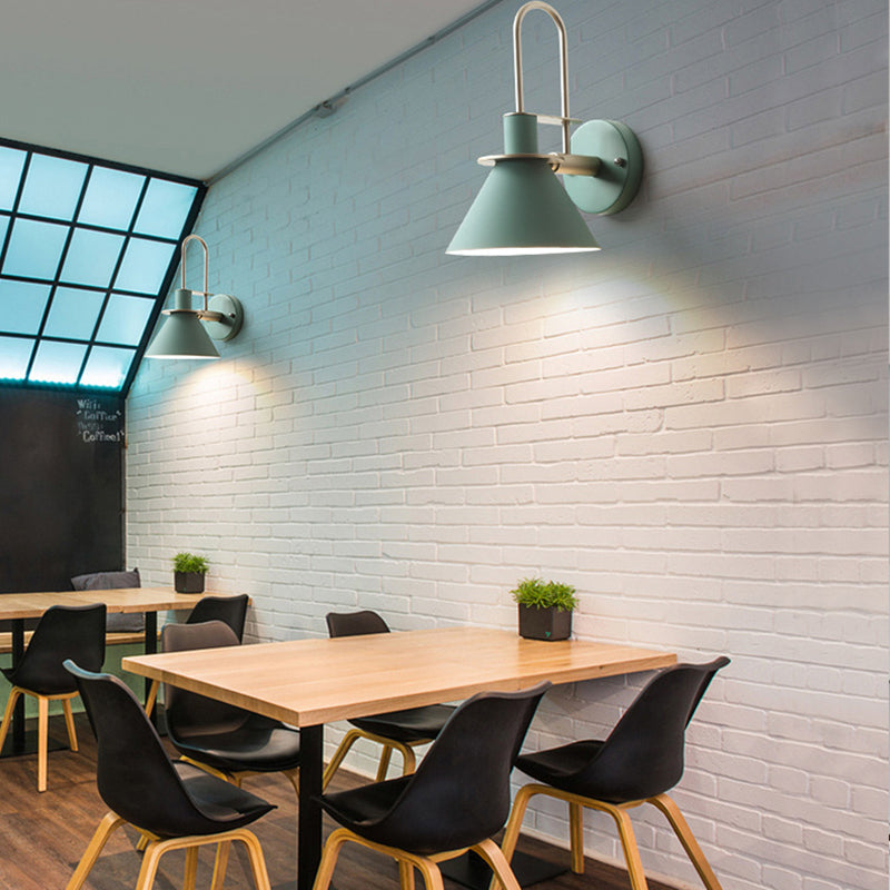 Lámpara de pared de macaron de hierro lacado en moderna luz de pared simple de estilo nórdico para dormitorio