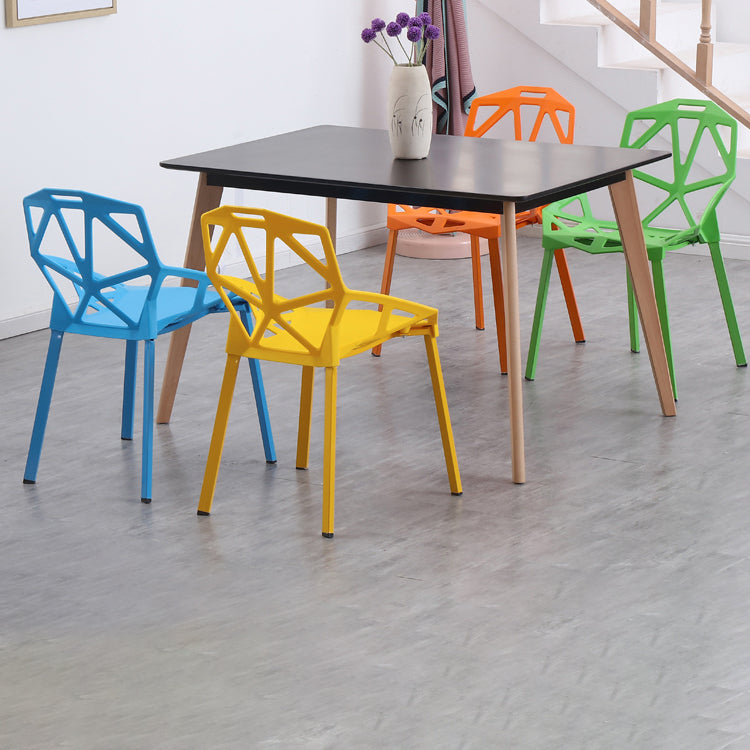 Chaise de salle à manger sans bras en plastique contemporain chaise latéral croisée pour usage à domicile