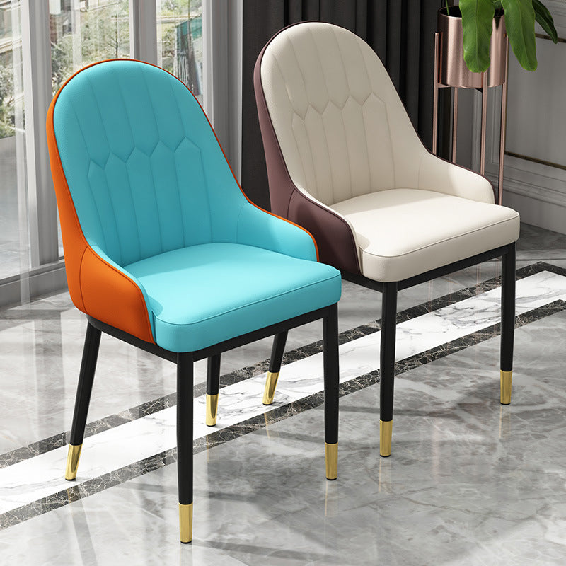 Chaise de bras de salle à manger moderne en cuir chaises arrière solides avec des jambes en métal