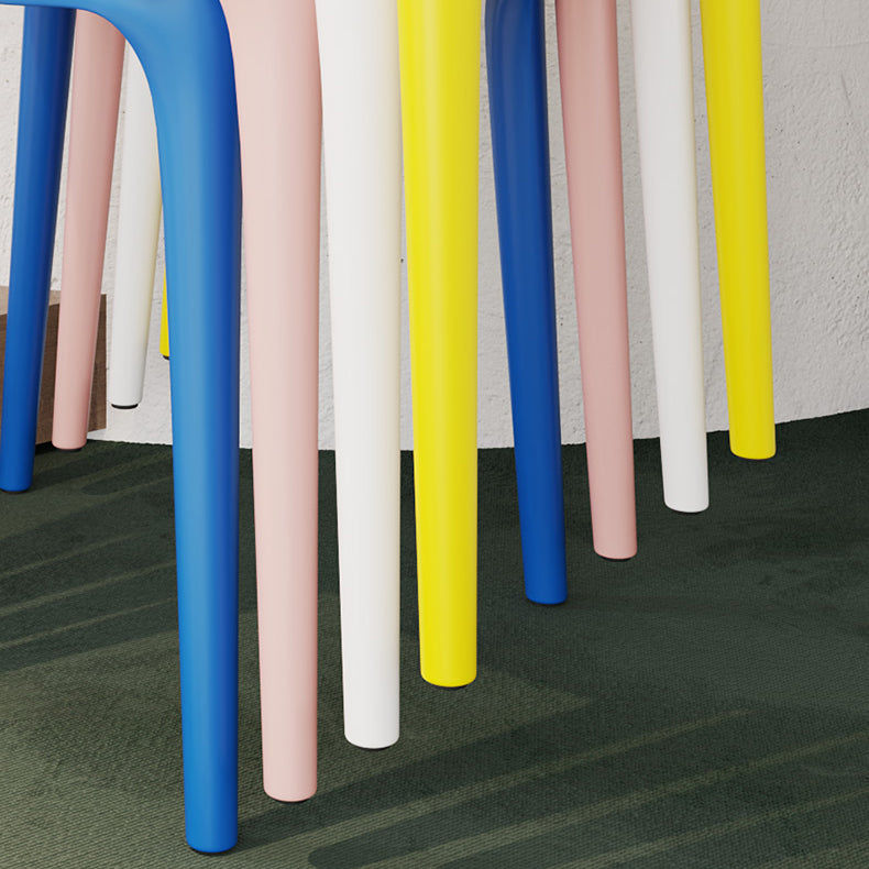 Chaise latérale ouverte en plastique contemporaine empilant la chaise de salle à manger de salle d'étude avec la finition mate
