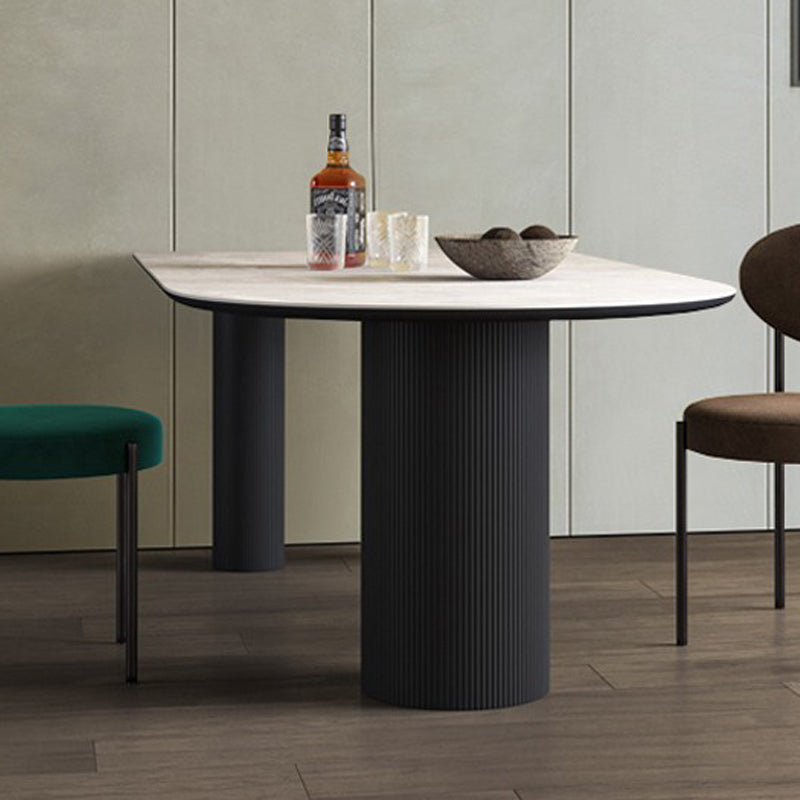 Eigentijdse eettafel Gesinterde stenen eettafel met 3 witte poten om te dineren