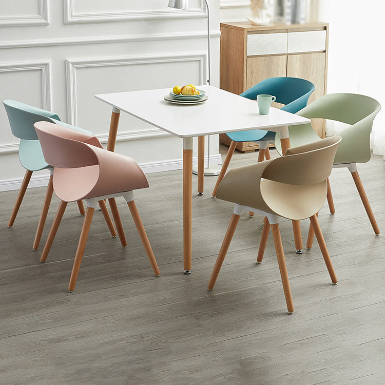 Chaises d'appoint de salle à manger en plastique Chaise d'intérieur et d'extérieur Glam de 18 po de large, chaise d'appoint à dossier ouvert