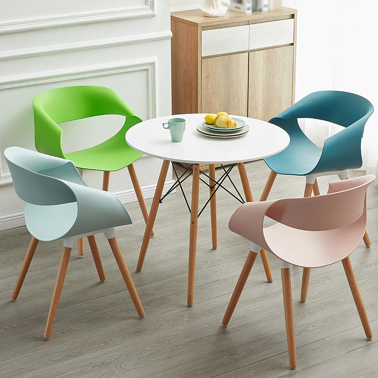 Chaises d'appoint de salle à manger en plastique Chaise d'intérieur et d'extérieur Glam de 18 po de large, chaise d'appoint à dossier ouvert