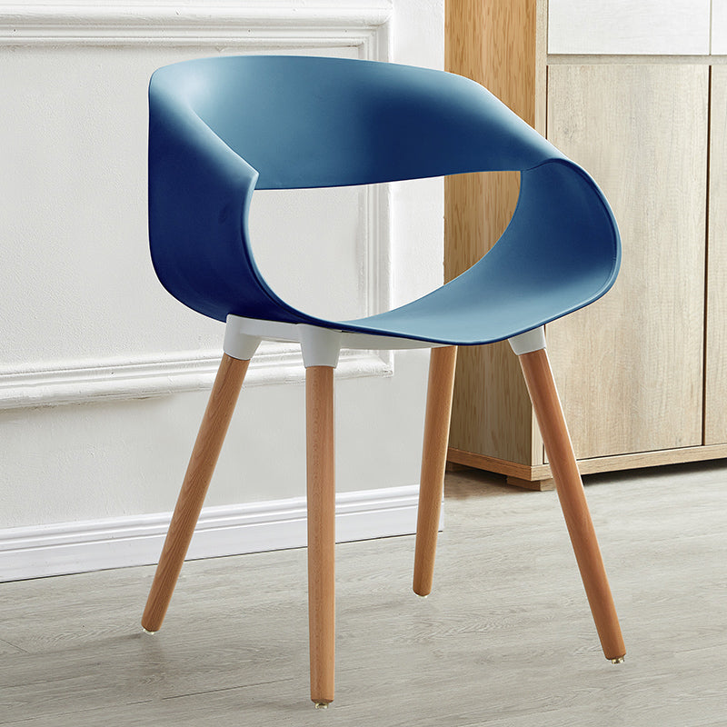 Chaises d'appoint de salle à manger en plastique Chaise d'intérieur et d'extérieur Glam de 18 po de large, chaise d'appoint à dossier ouvert