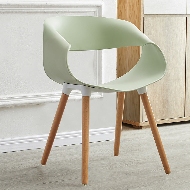 Chaises d'appoint de salle à manger en plastique Chaise d'intérieur et d'extérieur Glam de 18 po de large, chaise d'appoint à dossier ouvert