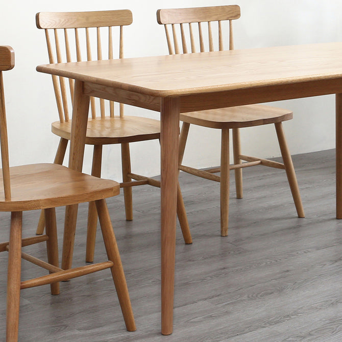 Table à manger décontractée rectangle Tone brune table fixe avec du bois massif en chêne