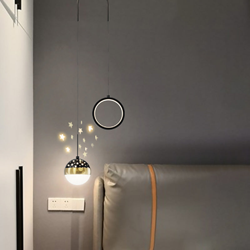 Ciondolo a ciondolo circolare e ascensore contemporaneo in nero per la sala da studio del bar