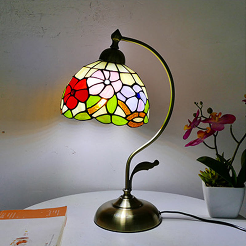 Lámpara de mesa de cuello de cisne 1 cabeza de metal tiffany luz de noche con sombra de vidrieras para restaurante