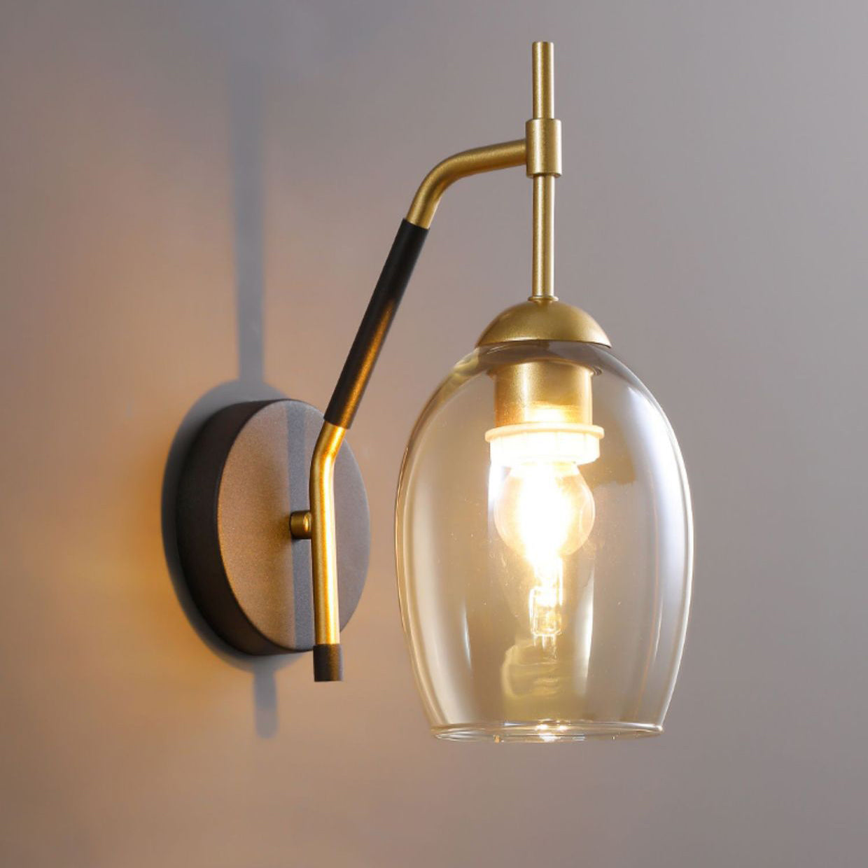 Lampada da parete a cupola nera e dorata in moderna luce di ferro laccata in stile creativo con tonalità di vetro