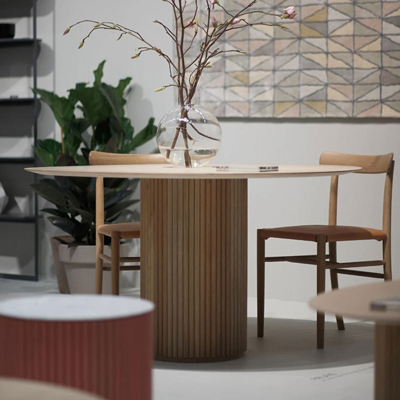 Eigentijdse ronde eettafel As vaste houten tafel met voetstukbasis voor eetkamer