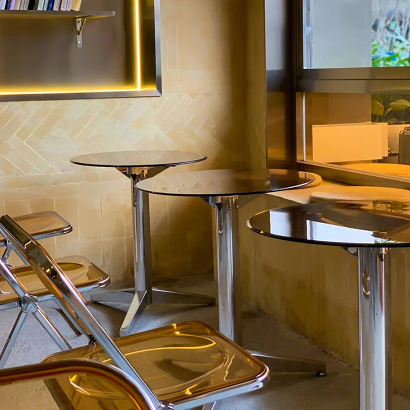 Eettafel van helder gehard glas Eigentijdse eettafel met driepootbasis