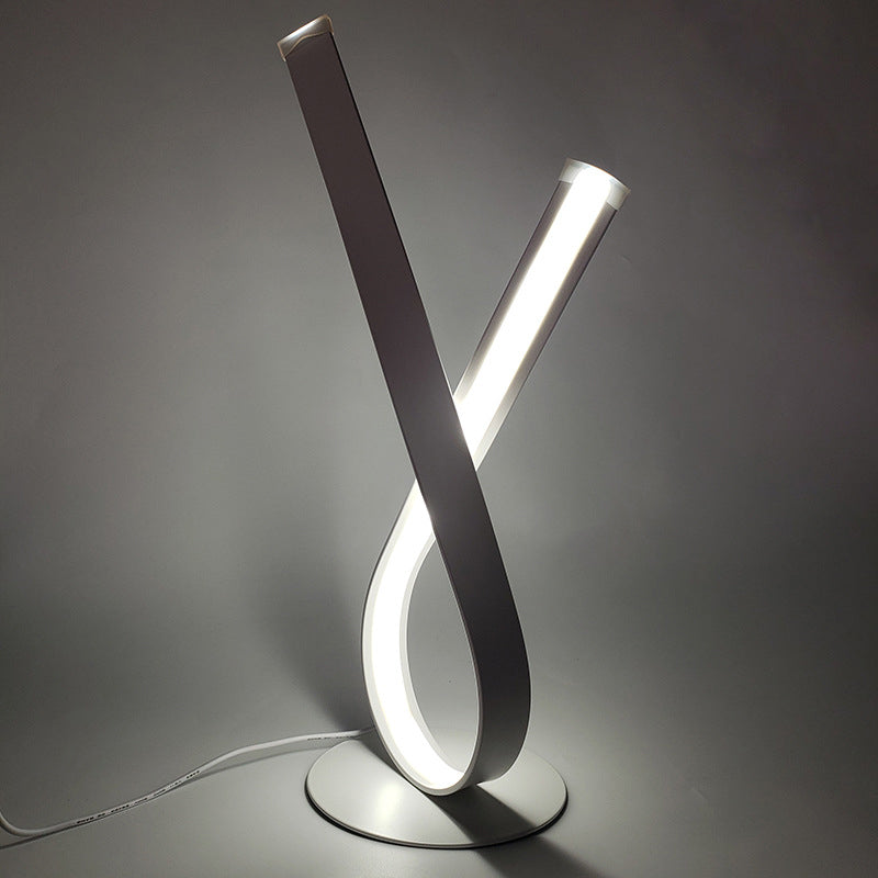 Lampada da tavolo lineare Lampade da comodino moderne Lampada da tavolo in metallo a 1 luce in bianco