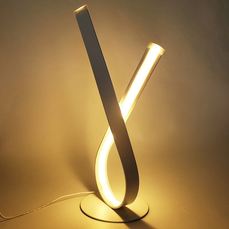 Lampada da tavolo lineare Lampade da comodino moderne Lampada da tavolo in metallo a 1 luce in bianco
