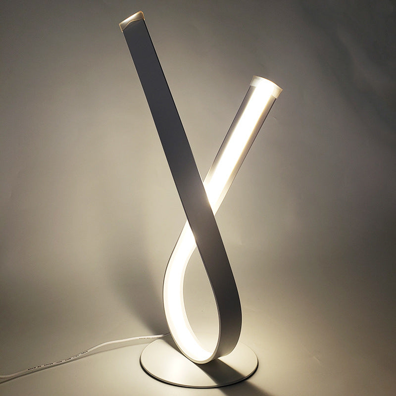 Lampada da tavolo lineare Lampade da comodino moderne Lampada da tavolo in metallo a 1 luce in bianco