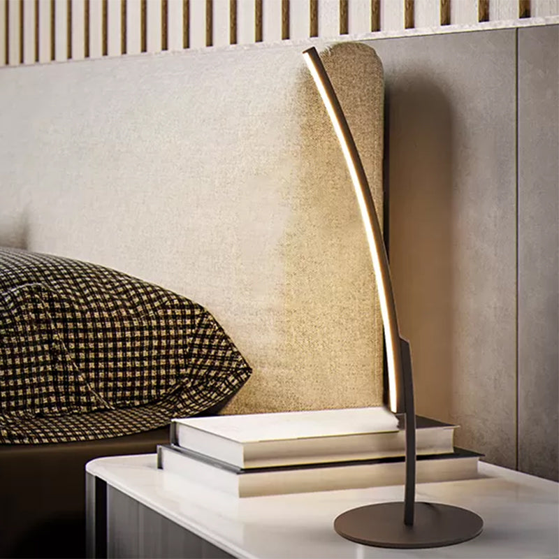 Illuminazione da lavoro a LED per camera da letto Modernismo Lampada da scrivania piccola bianca/nera con paralume acrilico sinuoso