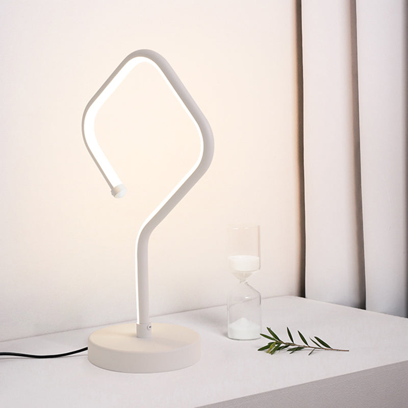 Minimalistischer LED -Tisch hell weiße quadratische kleine Schreibtischlampe mit Acrylschatten in warmem/weißem Licht