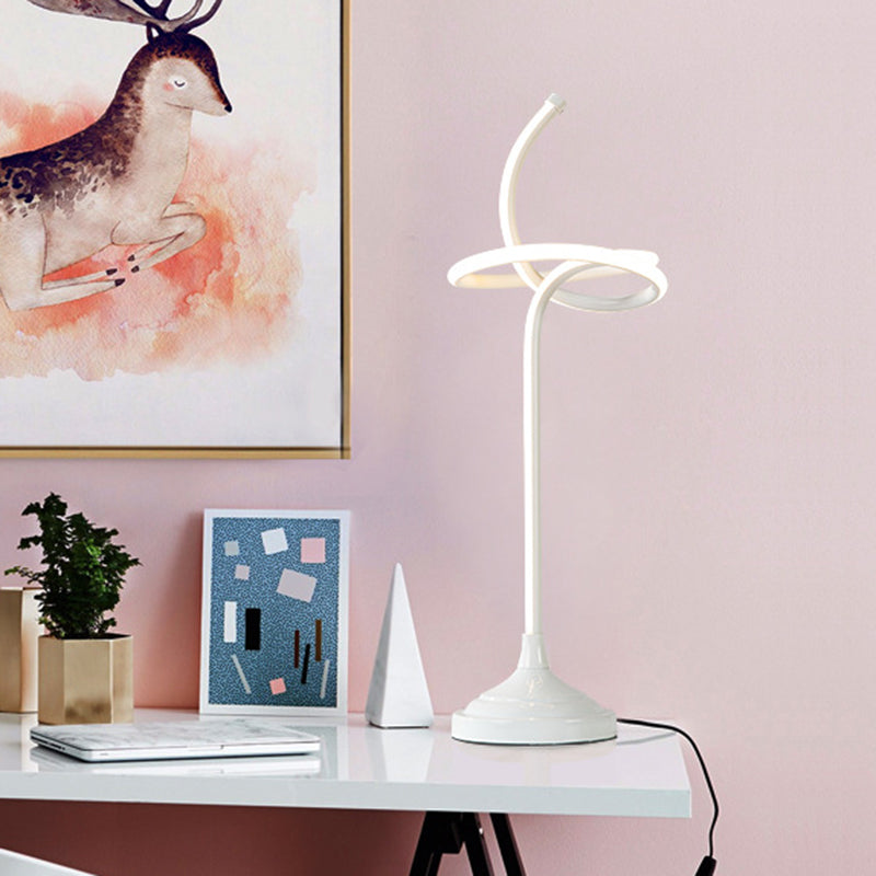 Éclairage de tâche tourbillonnant blanc Lampe de table de nuit en acrylique LED moderniste en lumière chaude/blanche