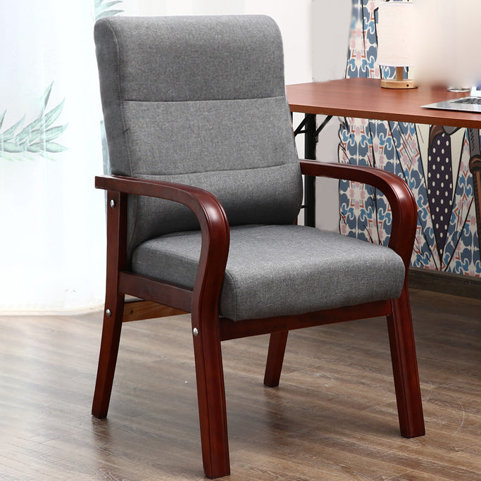 Chaises de bras arrière à salle à manger rembourrée moderne avec des jambes en bois