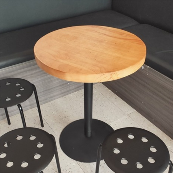Round Casual Dining Table Wood Color Fixed Table of Pinewood Solid Wood
