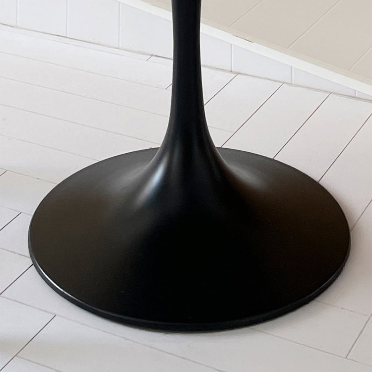 Eigentijdse eettafel van gesinterd steen met ronde vorm, keukeneettafel met tulponderstel