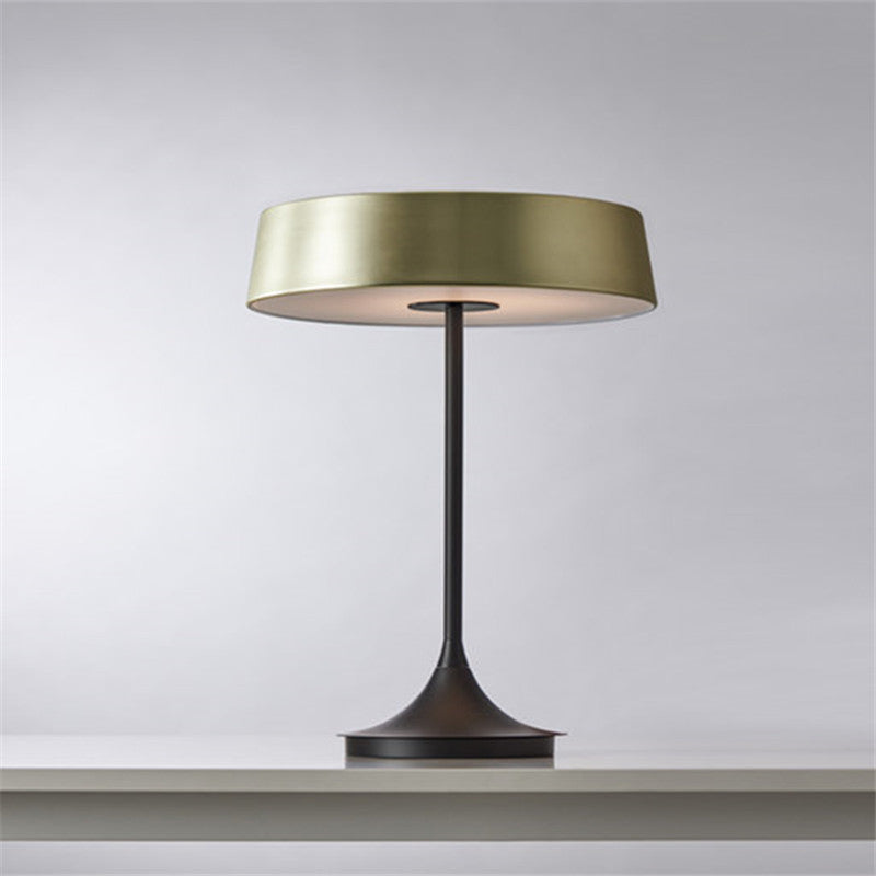 Lampada da tavolo a forma di tamburo in metallo stile minimalista LED per camera da letto e lampada da notte