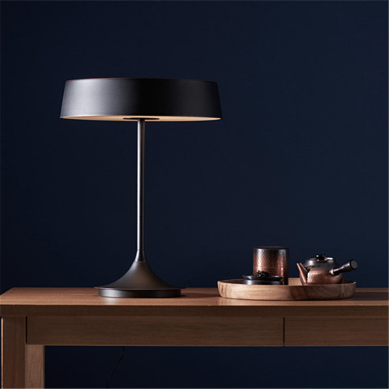 Lampada da tavolo a forma di tamburo in metallo stile minimalista LED per camera da letto e lampada da notte