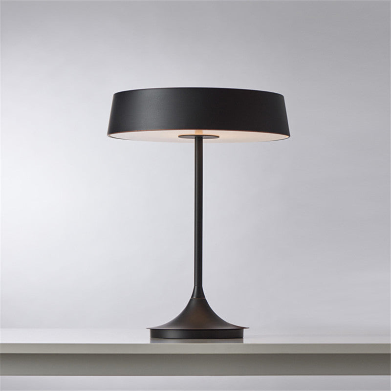 Lampada da tavolo a forma di tamburo in metallo stile minimalista LED per camera da letto e lampada da notte