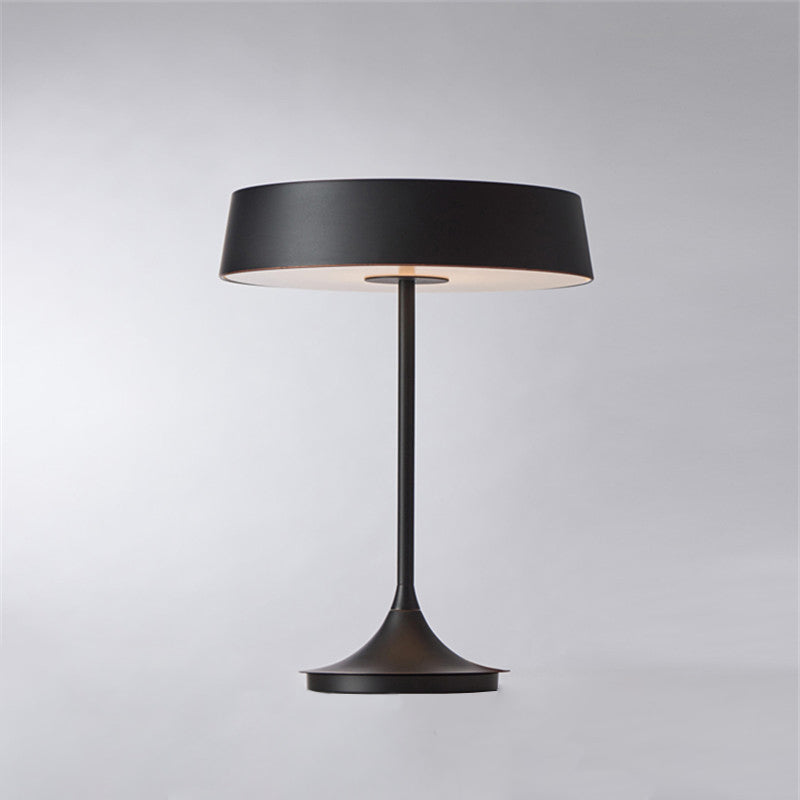 Lampada da tavolo a forma di tamburo in metallo stile minimalista LED per camera da letto e lampada da notte