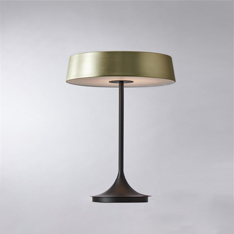 Lampada da tavolo a forma di tamburo in metallo stile minimalista LED per camera da letto e lampada da notte