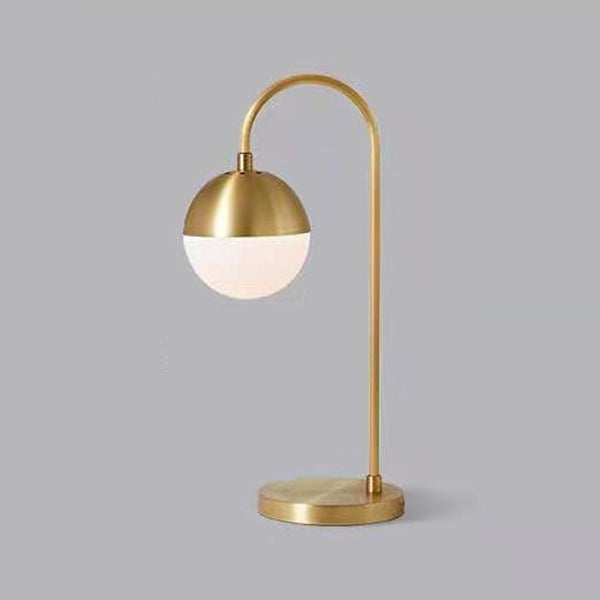 Una lampada da scrivania in metallo in stile decorazione postmoderna leggera per il soggiorno della camera da letto