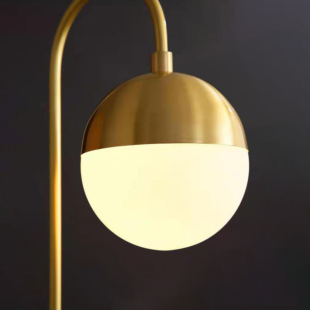 Una lampada da scrivania in metallo in stile decorazione postmoderna leggera per il soggiorno della camera da letto