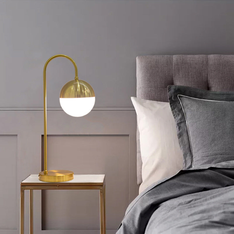 Una lampada da scrivania in metallo in stile decorazione postmoderna leggera per il soggiorno della camera da letto