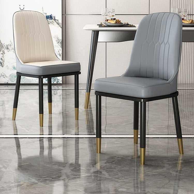 Chaises de salle à manger en métal de style scandinave.