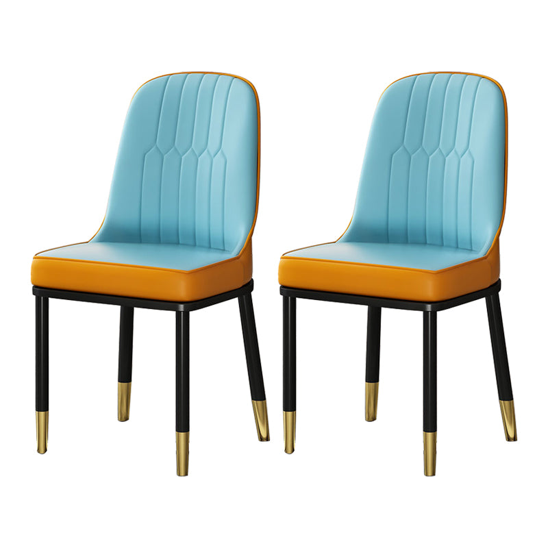 Chaises de salle à manger en métal de style scandinave.