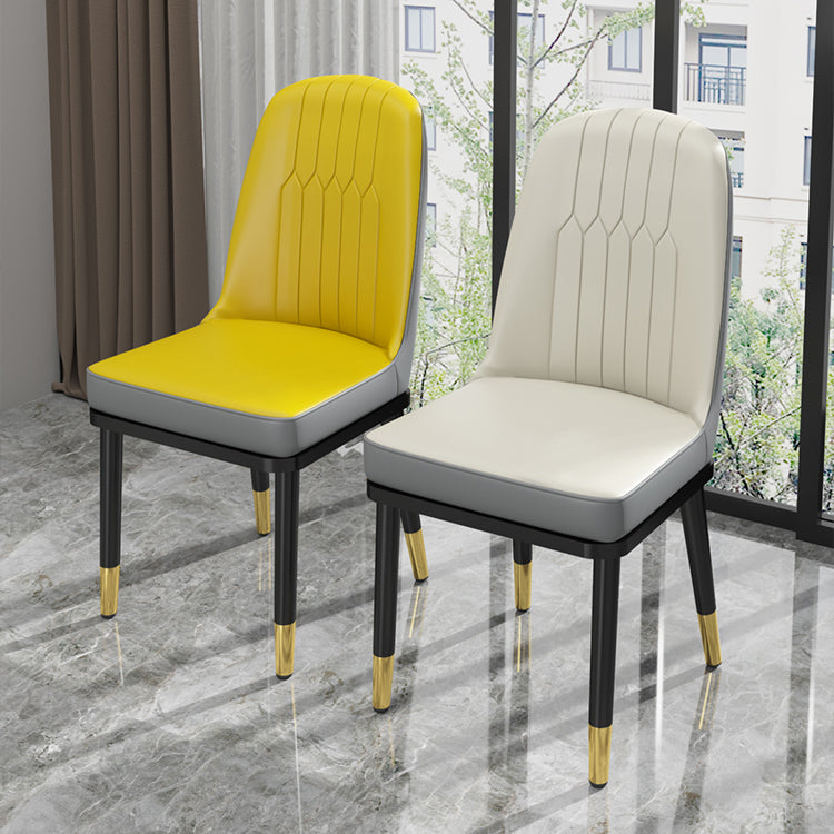Chaises de salle à manger en métal de style scandinave.
