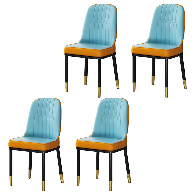 Chaises de salle à manger en métal de style scandinave.