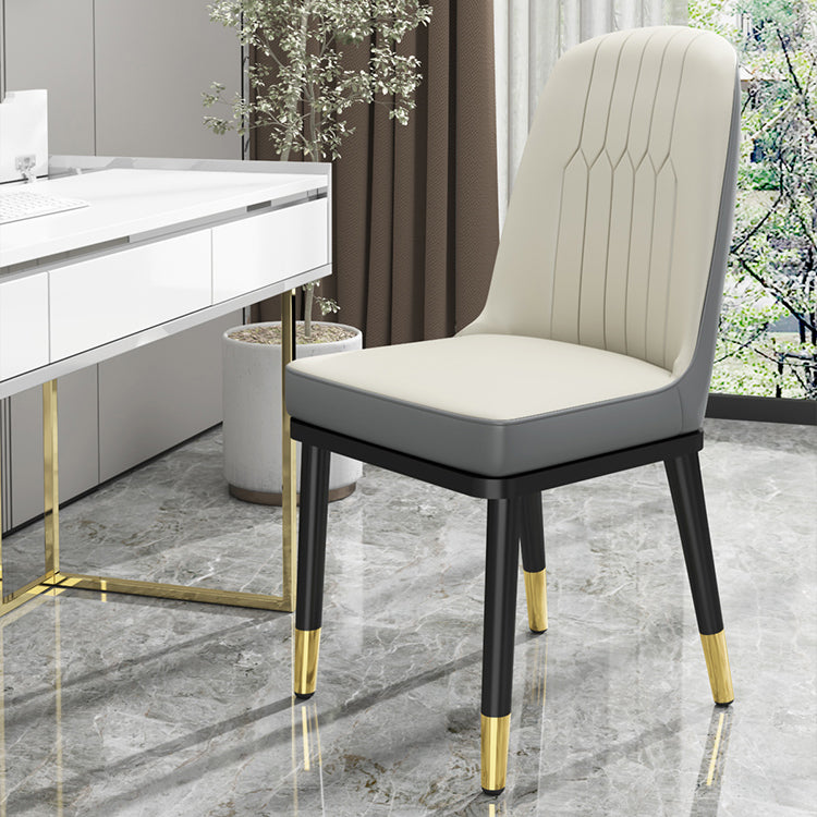 Chaises de salle à manger en métal de style scandinave.