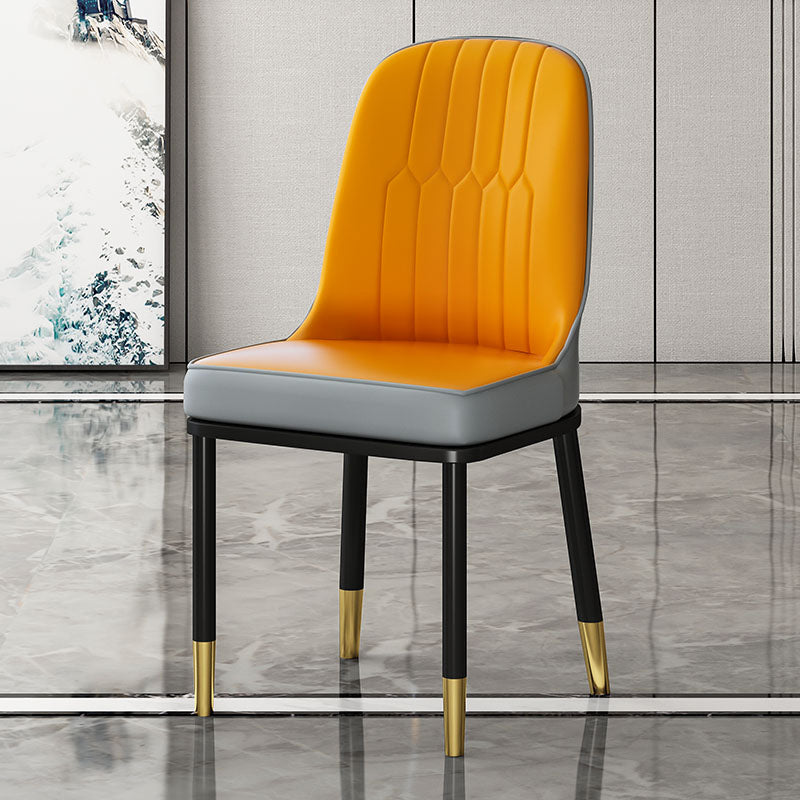 Chaises de salle à manger en métal de style scandinave.