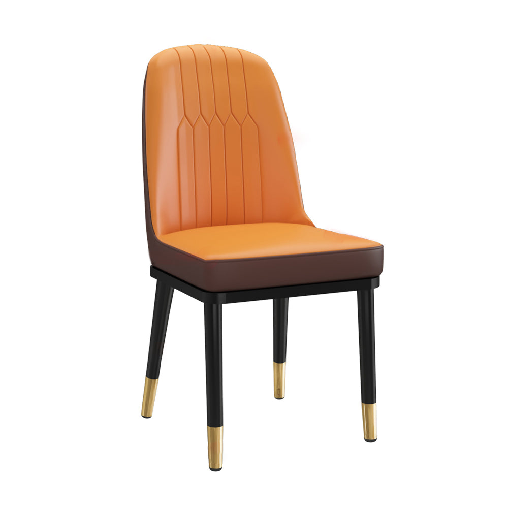Chaises de salle à manger en métal de style scandinave.