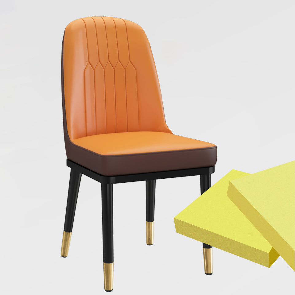 Chaises de salle à manger en métal de style scandinave.