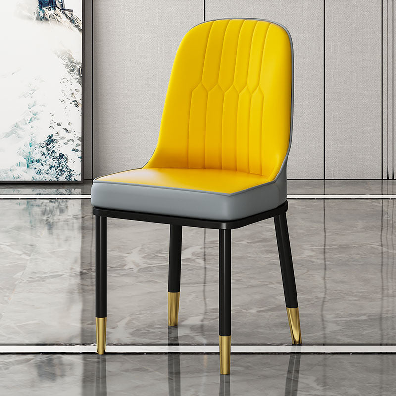 Chaises de salle à manger en métal de style scandinave.