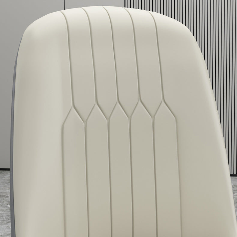 Chaises de salle à manger en métal de style scandinave.