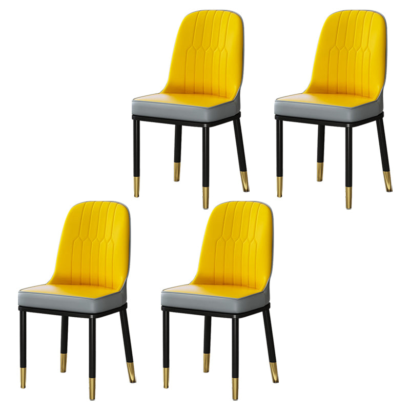 Chaises de salle à manger en métal de style scandinave.