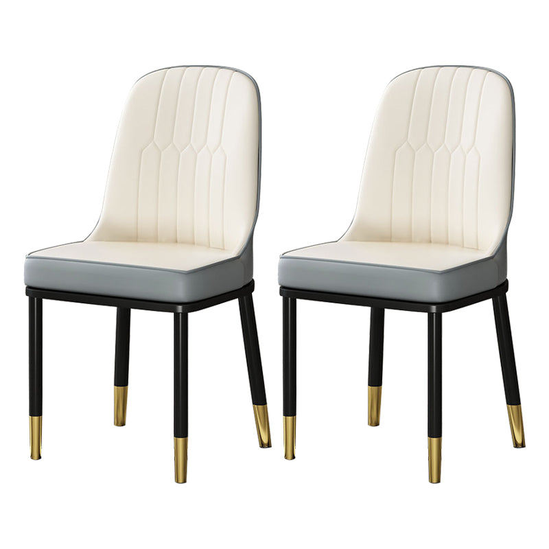 Chaises de salle à manger en métal de style scandinave.