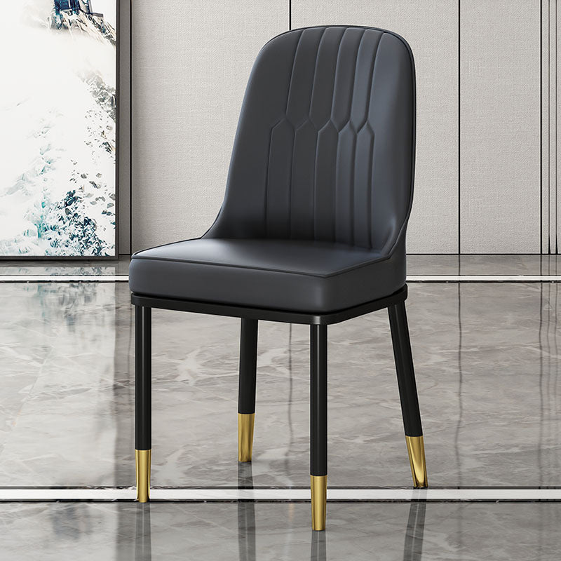 Chaises de salle à manger en métal de style scandinave.