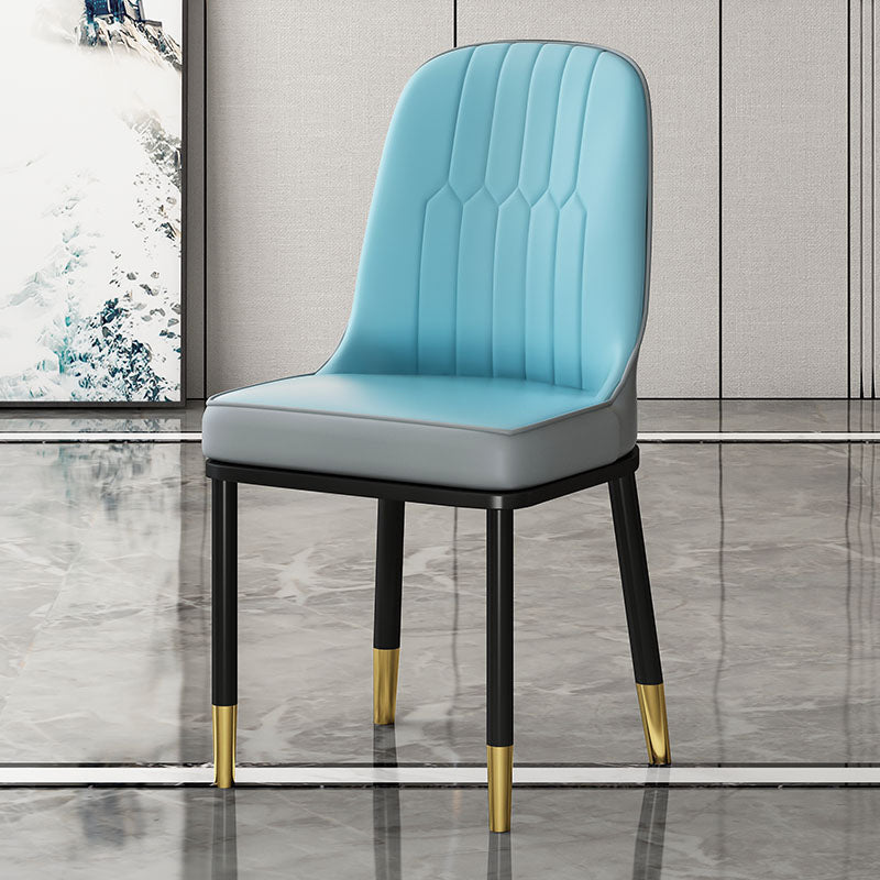 Chaises de salle à manger en métal de style scandinave.